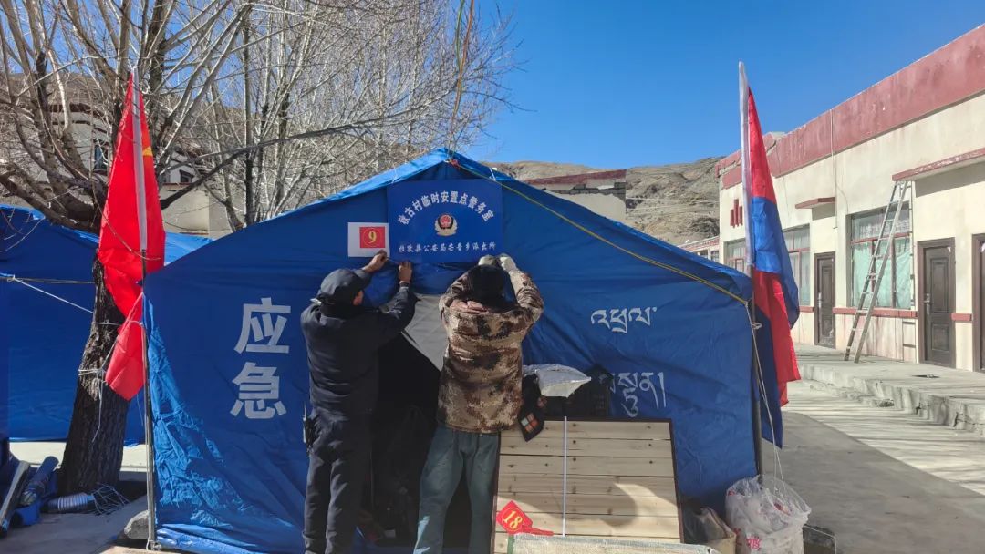 护的帐篷警务室！装满群众大小事凯发k8赞助马竞“伴随式”守(图4)