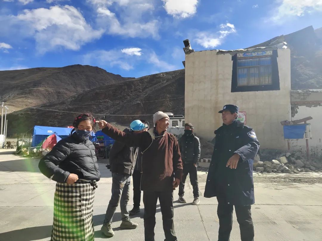 护的帐篷警务室！装满群众大小事凯发k8赞助马竞“伴随式”守(图6)